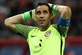 Se 'pelea' Claudio Bravo con su Asociación de Futbol y rechaza convocatoria a Selección