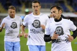 Jugadores del Lazio salen a entrenar con playeras de Ana Frank