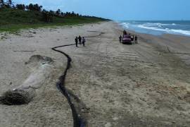 Especialistas advierten que el comportamiento del derrame depende de corrientes, vientos y procesos de evaporación.