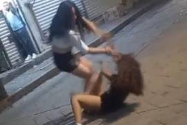 Dos jovencitas protagonizaron una violenta riña en el Centro de Saltillo.