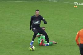El jugador brasileño Neymar tuvo mala racha en el partido, ya que tuvo que salir en camilla después de una escalofriante lesión en el campo de juego.