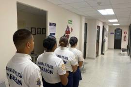 Un grupo de cadetes de la Academia de Policía de Torreón espera su turno para donar sangre para los heridos del ataque en la Secundaria 13 de La Unión.