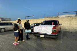 Clásicas Girls Saltillo reciben donativos para la colecta que llevarán a pacientes y familiares de la Clínica 34 del IMSS en Monterrey.