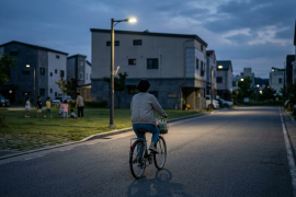 Una residente de Seúl adopta el transporte sostenible en respuesta al llamado nacional de ahorro de energía; el país busca reducir el consumo en medio de preocupaciones sobre el suministro de petróleo y gas por las tensiones en el estrecho de Ormuz.