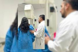 Personal del Departamento de Imagenología asiste a una paciente durante la realización de un estudio de rayos X.