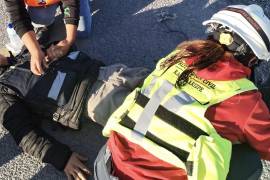 Un camión que circulaba por el carril central lo arrolló tras la caída.