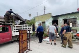 Las llamas arrasaron con habitaciones, muebles y pertenencias de las familias afectadas en Sabinas.