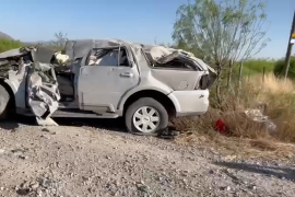 La camioneta Lincoln quedó volcada en la carretera 57, después de que el conductor perdiera el control al sufrir la explosión de un neumático trasero.