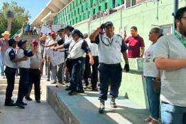 Guardias de seguridad contuvieron a los manifestantes cuando intentaron ingresar al área administrativa de la Clínica 7 del IMSS.