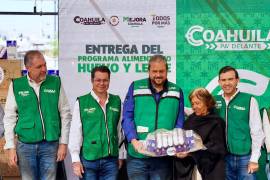 Autoridades entrega de apoyos básicos, que consistieron en paquetes de leche y huevo en el sector de Parajes de los Pinos