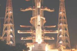 Un cohete indio GLSV que lleva el satélite de observación de la Tierra EOS-O3 para la Organización de Investigación Espacial de la India despega de la Segunda Plataforma de Lanzamiento del Centro Espacial Satish Dhawan en la isla Sriharikota, India, el 12 de agosto de 2021