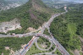 El complejo aduanero de ese puerto, que recibe 6 mil camiones al día, presenta filas kilométricas de tráileres en la carretera que esperan durante horas para recoger su carga en contenedores, apilados en los patios del recinto fiscal.