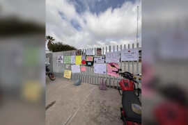Los mensajes fueron colocados en las rejas exteriores del centro educativo y permanecieron visibles desde el acceso al plantel.