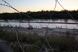 Greg Abbott y Joe Biden continúan en la batalla legal por la instalación de una barrera de boyas en el río Grande en julio pasado