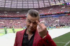 Robbie Williams muestra el dedo en plena inauguración de Rusia 2018