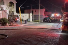 Bomberos trabajaron para rescatar a dos jóvenes atrapadas en el interior de un domicilio en llamas.