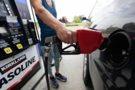 Un cliente se prepara para cargar gasolina en un Costco de Ridgeland, Mississippi, el martes 24 de mayo de 2022.