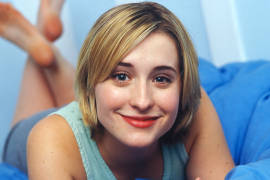 Arrestan a Allison Mack, actriz de Smallville, que reclutaba 'esclavas' para secta Nxivm