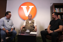 Jaime Martínez Veloz durante su participación en el programa Conversaciones, donde abordó su trayectoria y visión política.