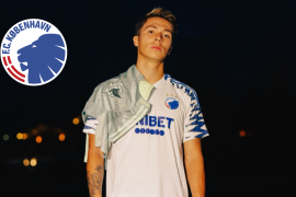 El mexicano de 23 años posó con la camiseta del FC Copenhague tras ser presentado oficialmente como nuevo jugador del club danés.