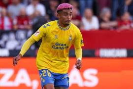 Julián Araujo, el talentoso lateral del Tri y jugador prestado por el Barcelona, se despide entre aplausos de la afición de Las Palmas, dejando una huella imborrable en su paso por el equipo canario.