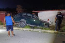 El conductor de un automóvil clásico fue detenido luego de presuntamente intentar agredir a su acompañante y a personal de emergencias tras el accidente.