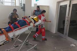 Una mujer de la tercera edad y a su hija fueron atendidas por paramédicos de Cruz Roja.