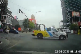 Un sujeto protagonizó dos ataques armados la mañana del domingo en el centro de Monterrey, Nuevo León, que dejó el saldo de tres personas sin vida y una mujer oficial de tránsito herida.