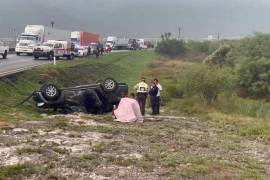 La camioneta Dodge quedó con las llantas hacia arriba tras la volcadura.