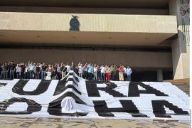 Organizaciones civiles y empresariales protestaron ayer afuera del Congreso de Sinaloa.