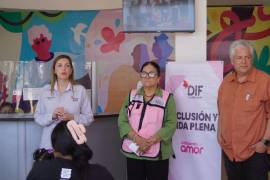 Personal especializado realizó toma de medidas para adaptar las sillas a cada paciente.