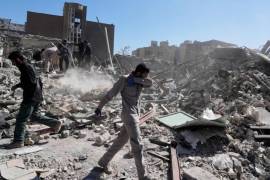 Al regresar a la ciudad, se encontró con edificios destruidos por las bombas y escombros esparcidos por las calles.
