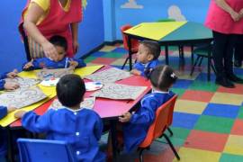 De los 9.2 millones de niñas y niños menores de cinco años en México, 49.7% asiste a un centro de educación inicial, estancia, guardería o preescolar.