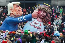Una carroza de Carnaval titulada “Trump ICE”, que representa al presidente estadounidense Donald Trump, participa en el Desfile del Lunes de las Rosas en Düsseldorf, Alemania.