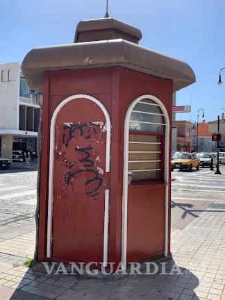 $!Sin señalización para turistas en Saltillo, los tapizan de anuncios y grafitean