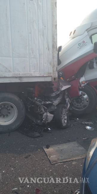 $!Carambola de 15 vehículos deja cinco muertos en Veracruz