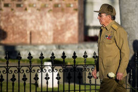 Raúl Castro rinde tributo ante la tumba de Fidel