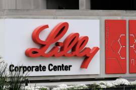 Sede corporativa de Eli Lilly &amp; Co. en Indianápolis. La FDA autorizó al uso del medicamento donanemab de la farmacética para tratar el alzhéimer