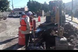 Personal del SIMAS realiza labores para restablecer el servicio de agua en el menor tiempo posible.