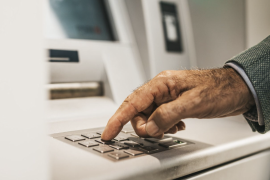 En México, los adultos mayores representan casi un tercio de las reclamaciones por posibles fraudes bancarios ante Condusef.