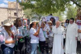 Familiares de personas desaparecidas compartieron testimonios y mostraron fichas de búsqueda junto al obispo emérito Fray Raúl Vera López en la Plaza Principal de Monclova.