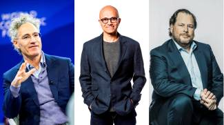 Los directores ejecutivos de Palantir, Alex Karp (i); de Microsoft, Satya Nadella (c), y de Salesforce, Marc Benioff. La IA entró en una nueva fase de adopción empresarial tras casi cuatro años de expansión.