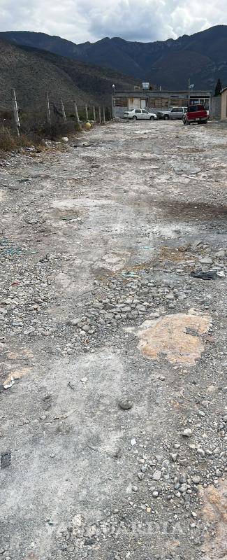 $!Las condiciones del terreno dificultan el tránsito y afectan a familias y estudiantes.