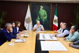 El alcalde José María Fraustro Siller (centro), revisó el plan de trabajo que se aplica en la rehabilitación de la calle General Cepeda.