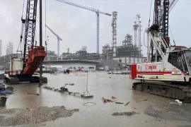 El resultado es una obra que costó el triple de lo planeado y que hoy enfrenta cuestionamientos de seguridad industrial.