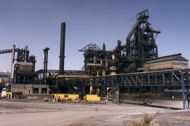 AHMSA realiza los procesos de transformación para producir acero.