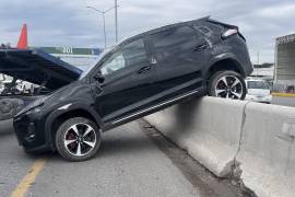 La camioneta terminó sobre las barreras de contención tras el aparatoso accidente.