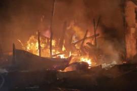 ScreenshotEl fuego consumió en su totalidad tres tejabanes ubicados en la colonia Universidad Pueblo, dejando a sus propietarios sin vivienda ni pertenencias, tras un incendio registrado la noche del martes sobre la calle Jesús Reyes Heroles.