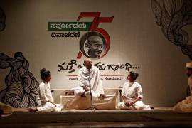 Un artista folclórico indio representa una obra de teatro que retrata la vida de Mahatma Gandhi mientras rinde homenaje a Mahatma Gandhi en su 75 aniversario de la muerte en Bangalore, India.