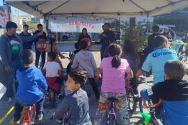 Niñas y niños recorren el circuito de la Bici Escuelita instalado en el Paseo Colón.